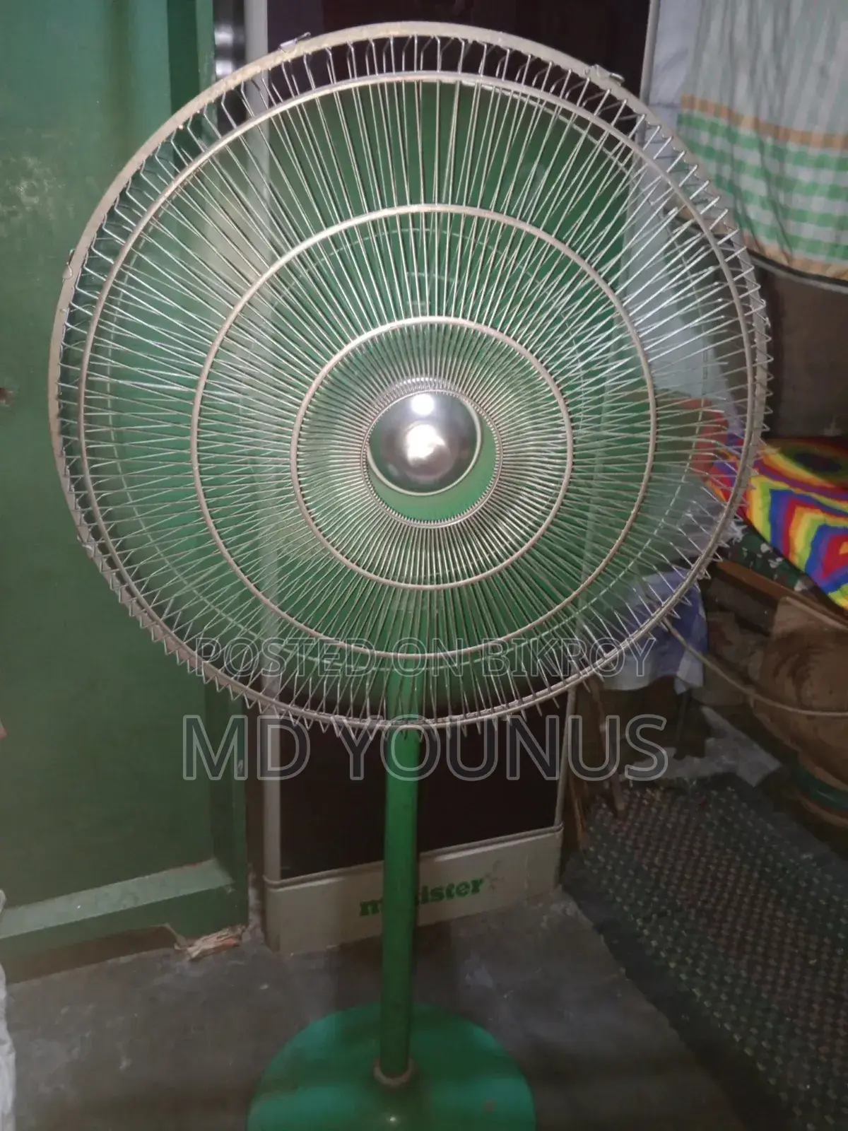 বড় একটি GFC ষ্ট্যান্ড ফ্যান