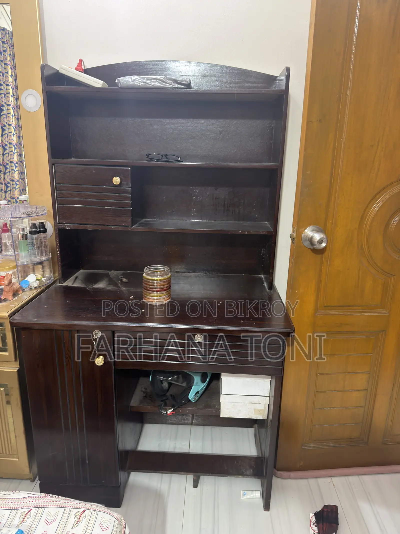 পড়ার টেবিল