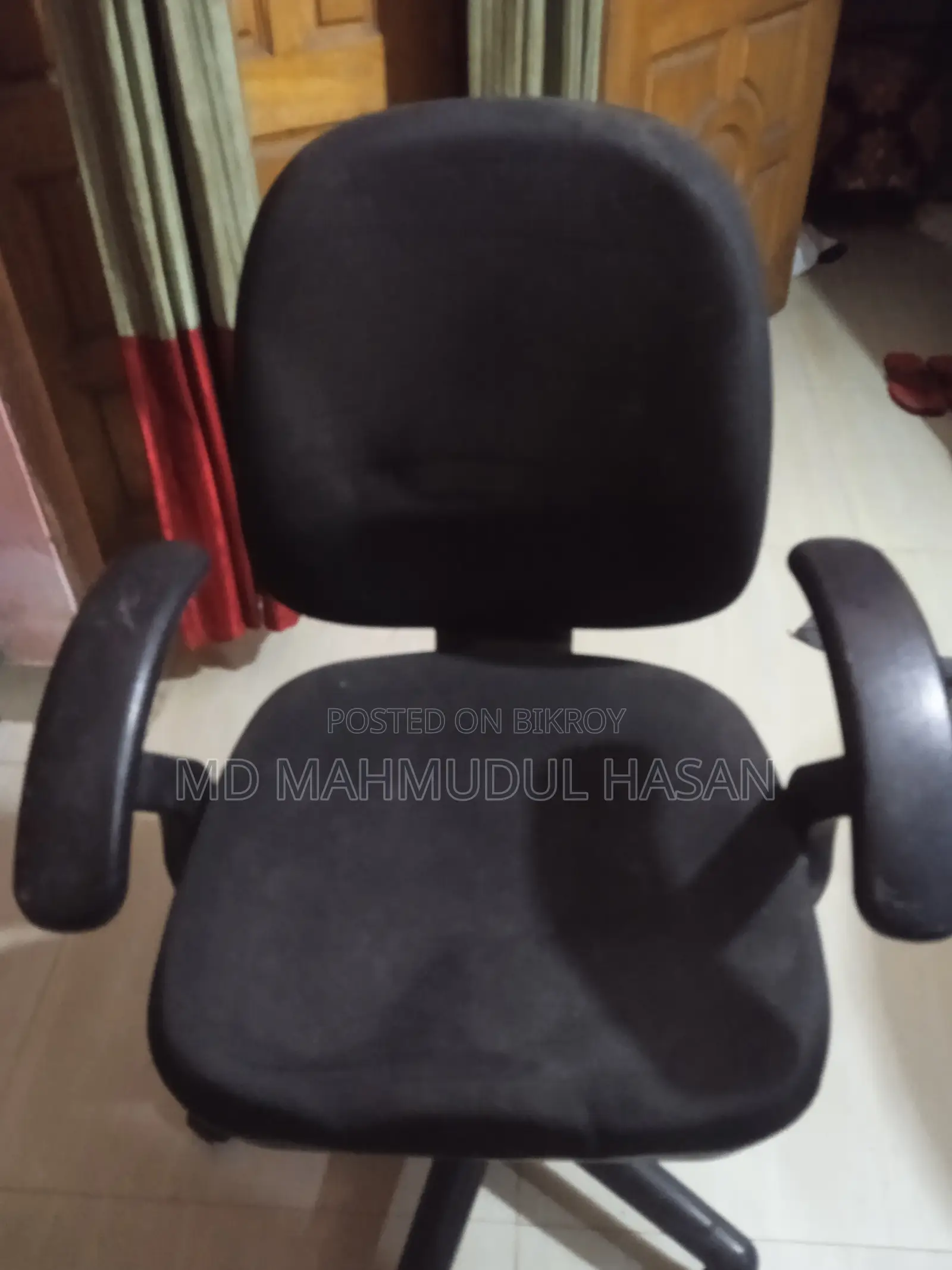 চেয়ার বিক্রি হবে