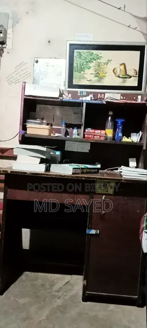 পড়ার টেবিল