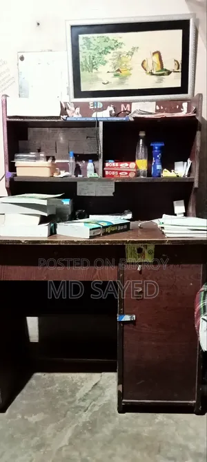 পড়ার টেবিল
