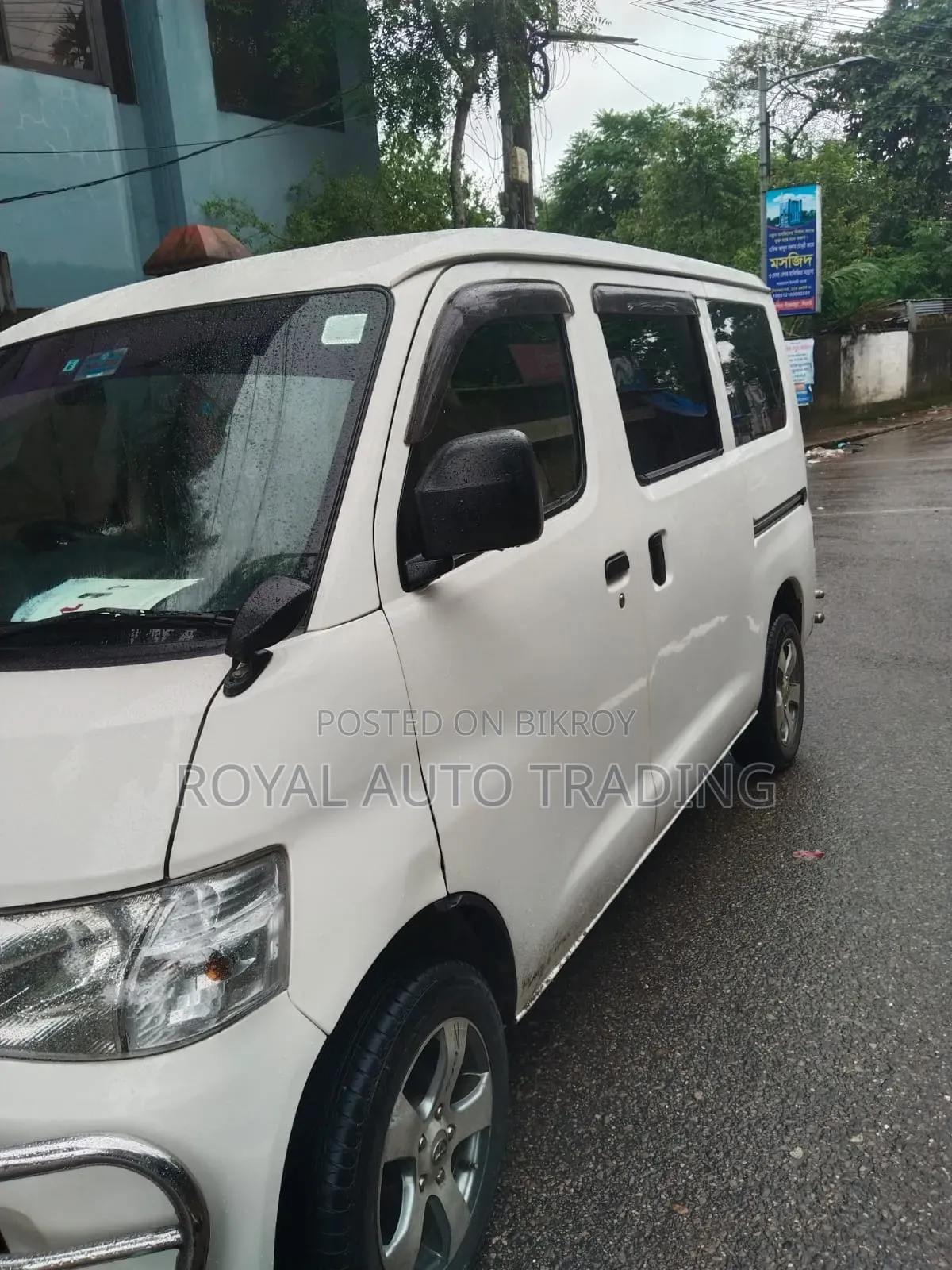 টয়োটা নোয়াহ ২০১০ সাদা