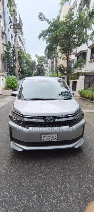 Toyota Voxy Hybrid V 2WD 7-Seater 2017 Silver