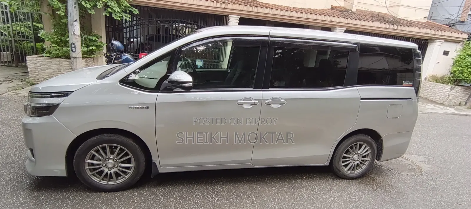 Toyota Voxy Hybrid V 2WD 7-Seater 2017 Silver