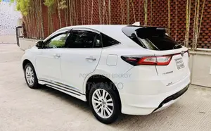 টয়োটা হ্যারিয়ার ২.০ ফোর হুইল ড্রাইভ ২০১৭ পার্ল