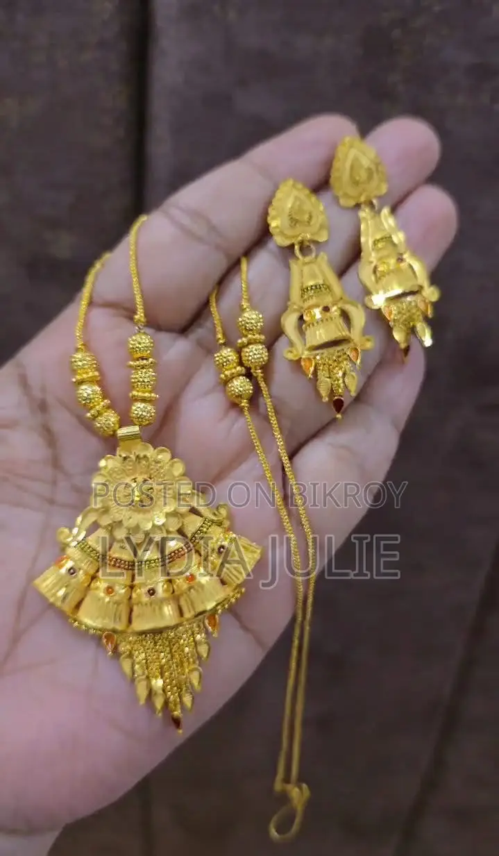 স্বর্ণের চেইন এবং গহনা