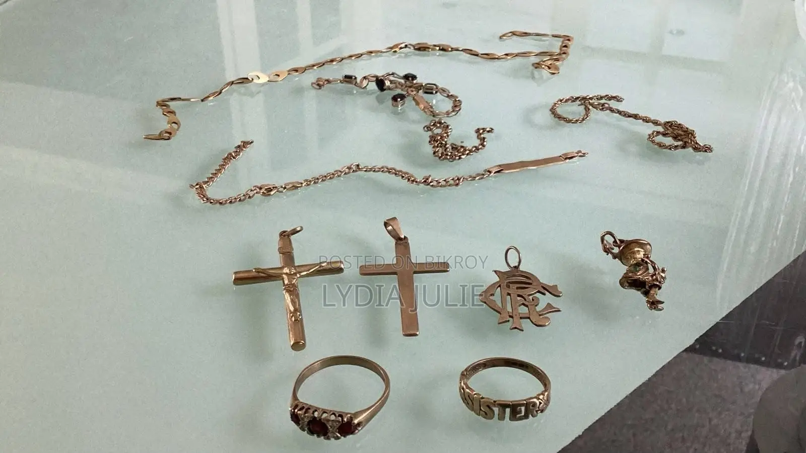 স্বর্ণের চেইন এবং গহনা