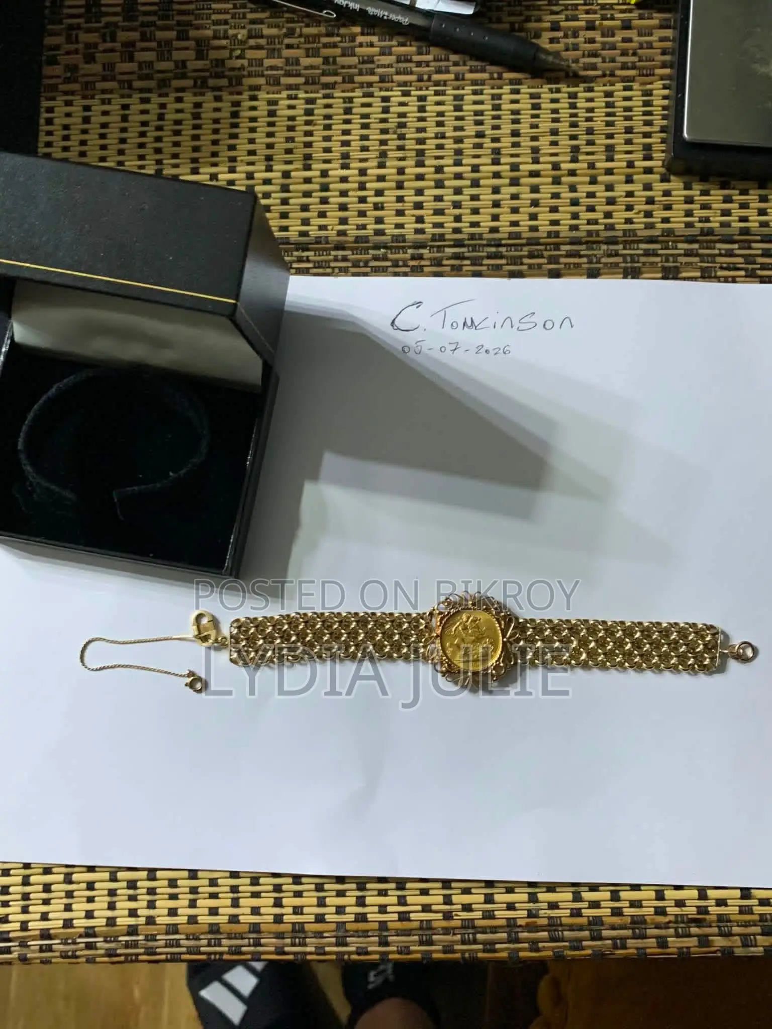 স্বর্ণের চেইন এবং গহনা