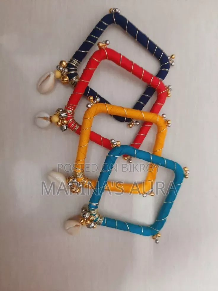 হাতের তৈরি চুড়ি।