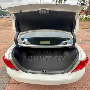 টয়োটা অ্যালিয়ন ২০১১ হোয়াইট