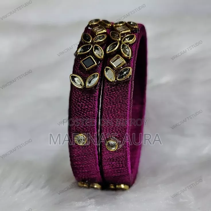 হাতের তৈরি চুড়ি।