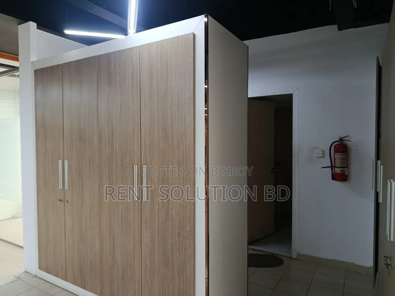 সুন্দর ইন্টেরিয়র সমৃদ্ধ সেমি ফার্নিশড কমার্শিয়াল অফিস স্পেস