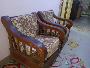 পুরাতন কাঠের তৈরি ২টি সুন্দর সোফা চেয়ার বিক্রি