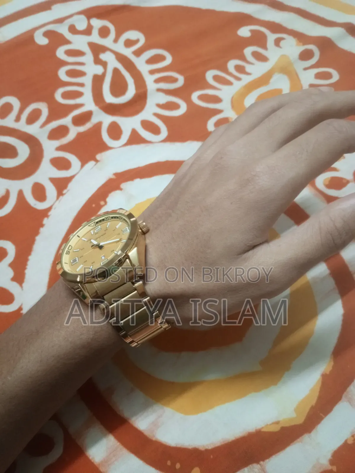 A Binbond brand gold-colored quartz watch.