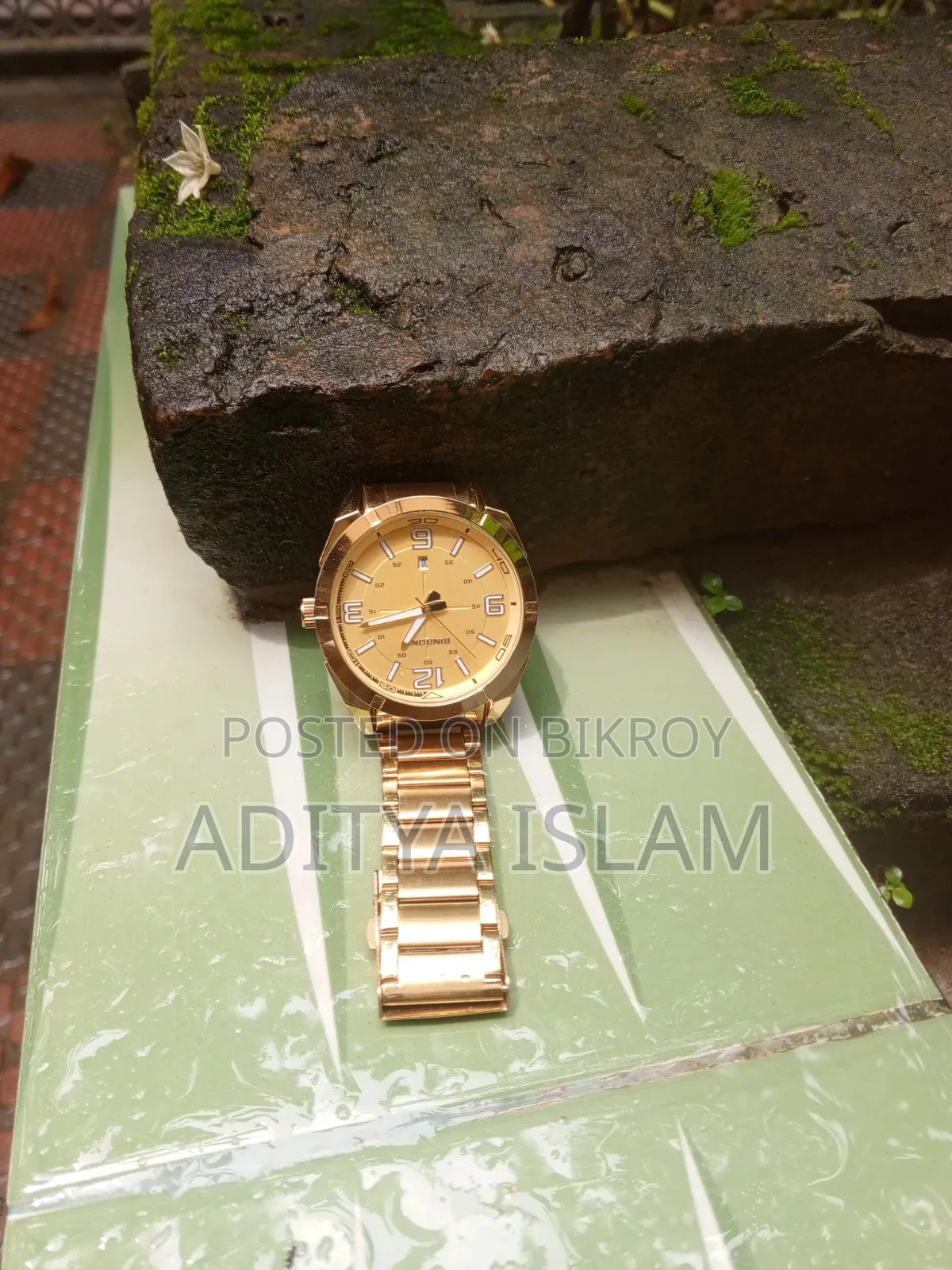 A Binbond brand gold-colored quartz watch.