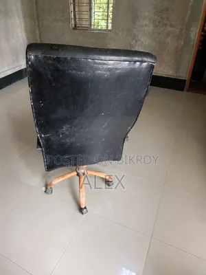চেয়ার টা একদকম ফ্রেশ আছে টাকার দরকার তাই বিক্রি করছি।