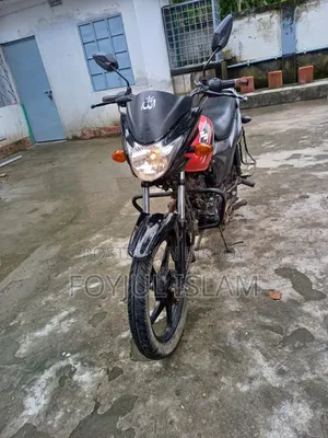 সুজুকি হায়াতে ২০১৫ লাল