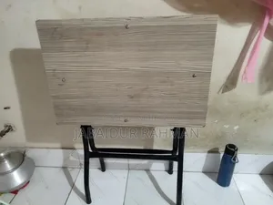 ফোল্ডিং টেবিল
