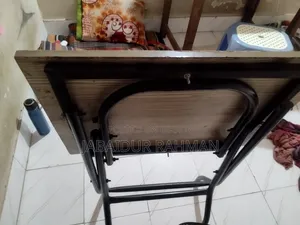 ফোল্ডিং টেবিল