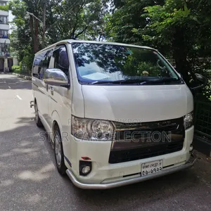 টয়োটা হাইএচ ২০১৭ সাদা