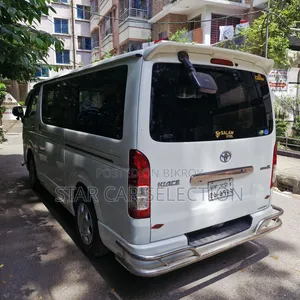 টয়োটা হাইএচ ২০১৭ সাদা