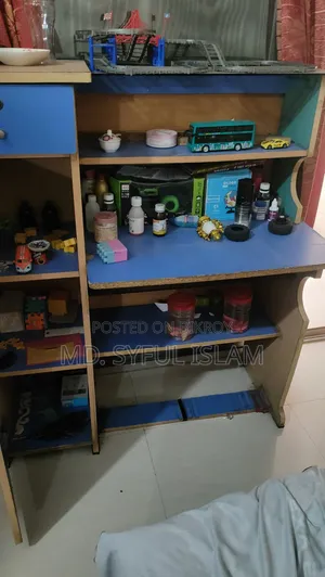 পড়ার টেবিল
