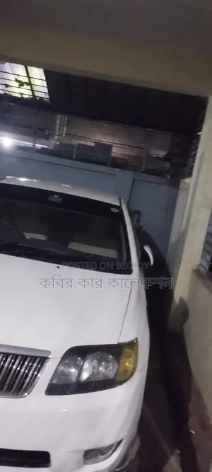 টয়োটা করোল্লা ২০০৪ সাদা