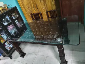 ডাইনিং টেবিল
