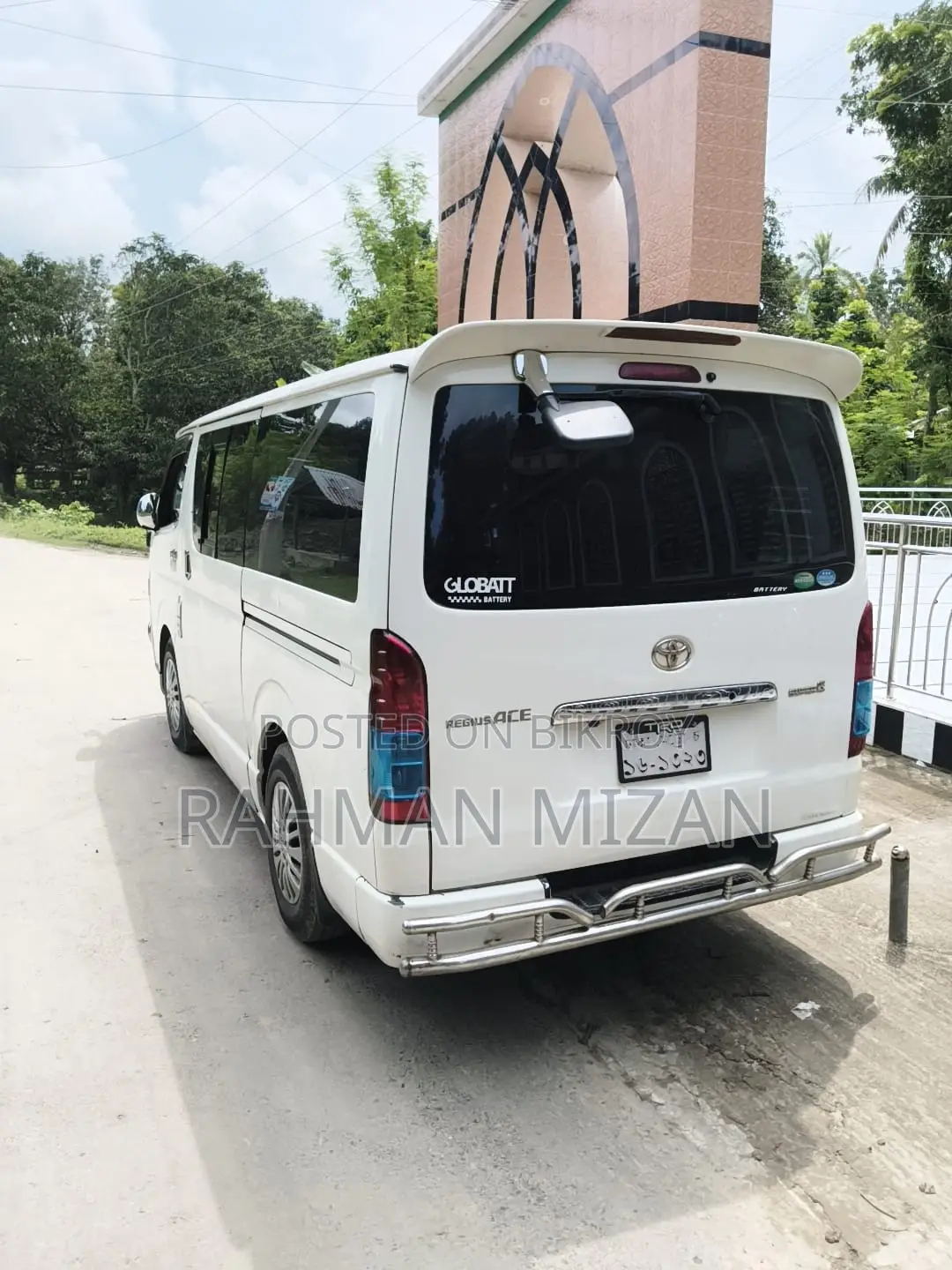Toyota HiAce 2011 White