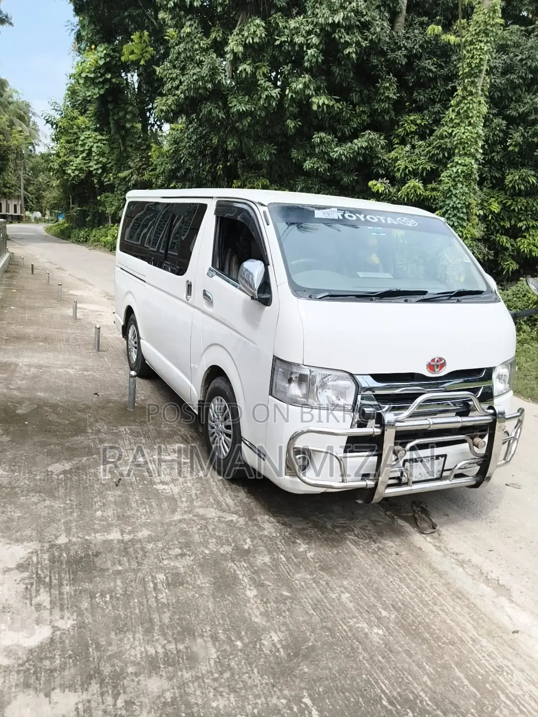 Toyota HiAce 2011 White