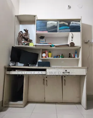 কম্পিউটার টেবিল এবং বুক শেলফ