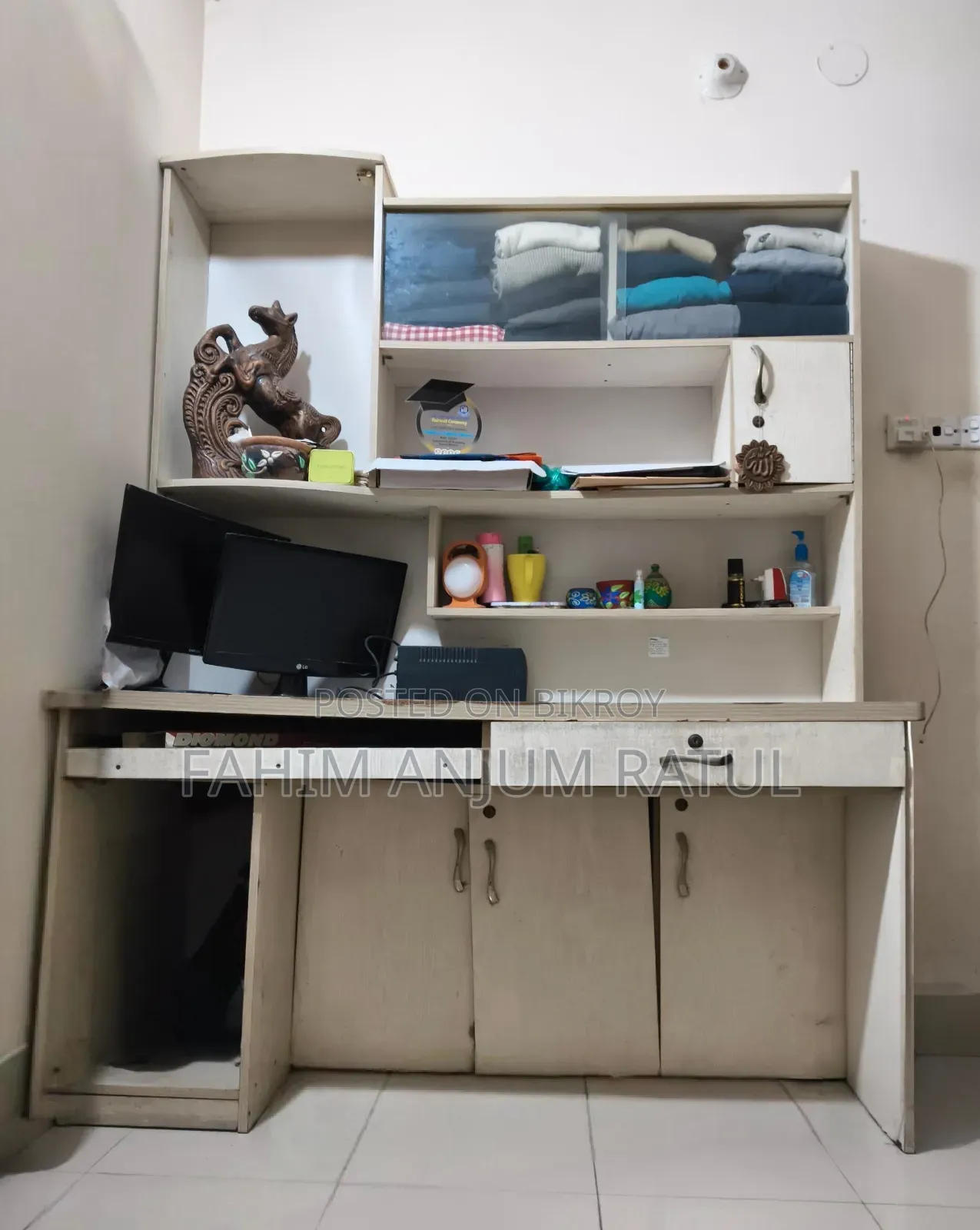 কম্পিউটার টেবিল এবং বুক সেলফ