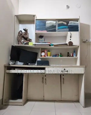 কম্পিউটার টেবিল এবং বুক সেলফ