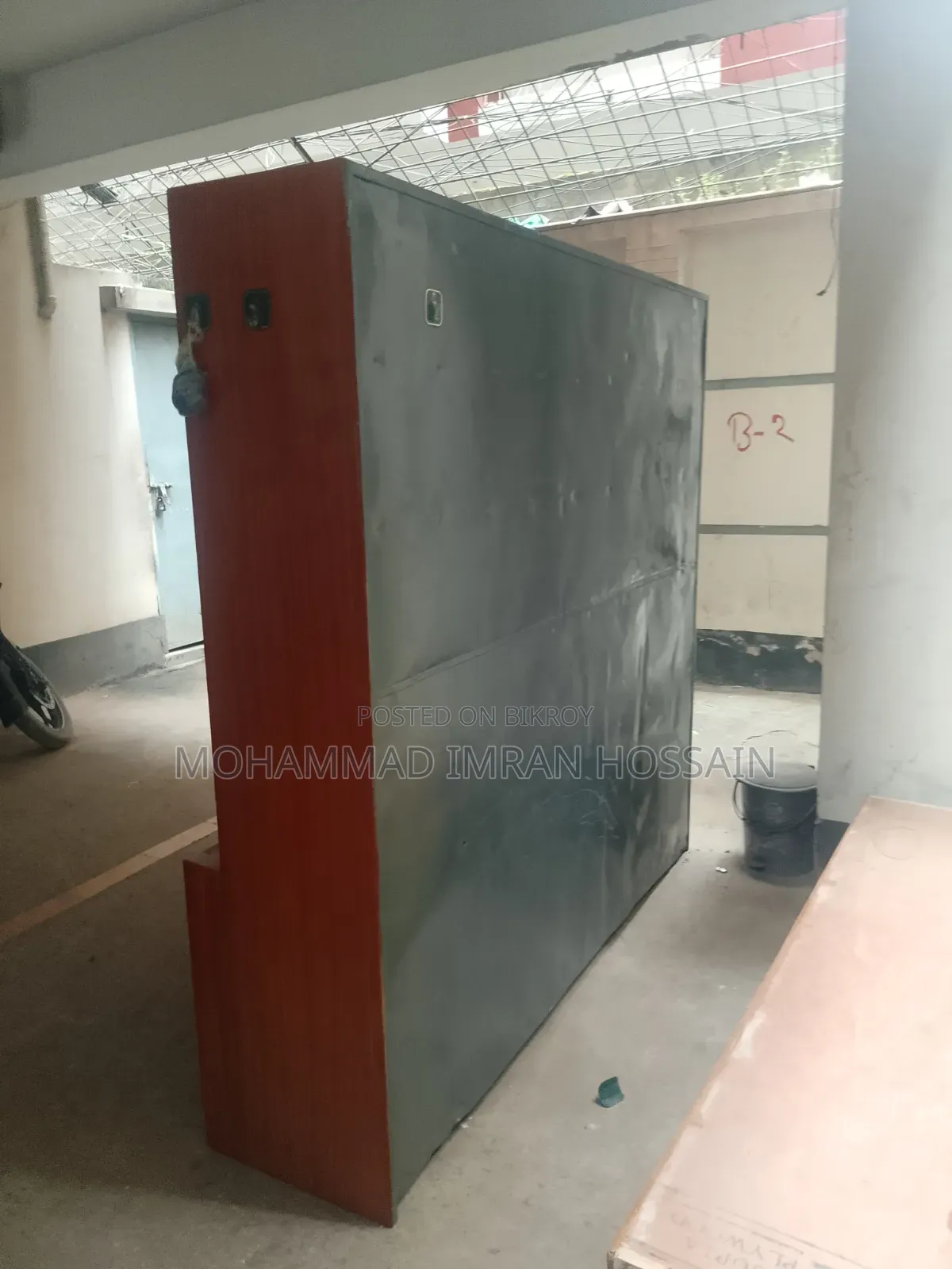 পুরাতন আলমারি