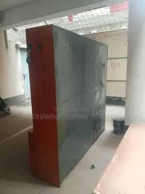 পুরাতন আলমারি
