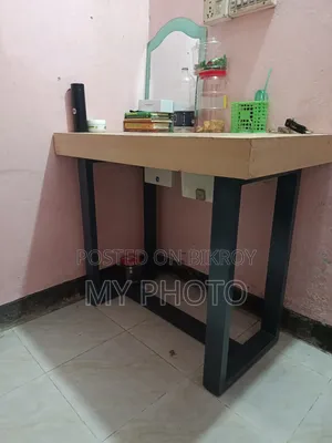 একটা স্টীলের টেবিল মজবুত
