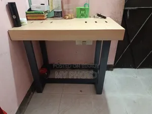 একটা স্টীলের টেবিল মজবুত