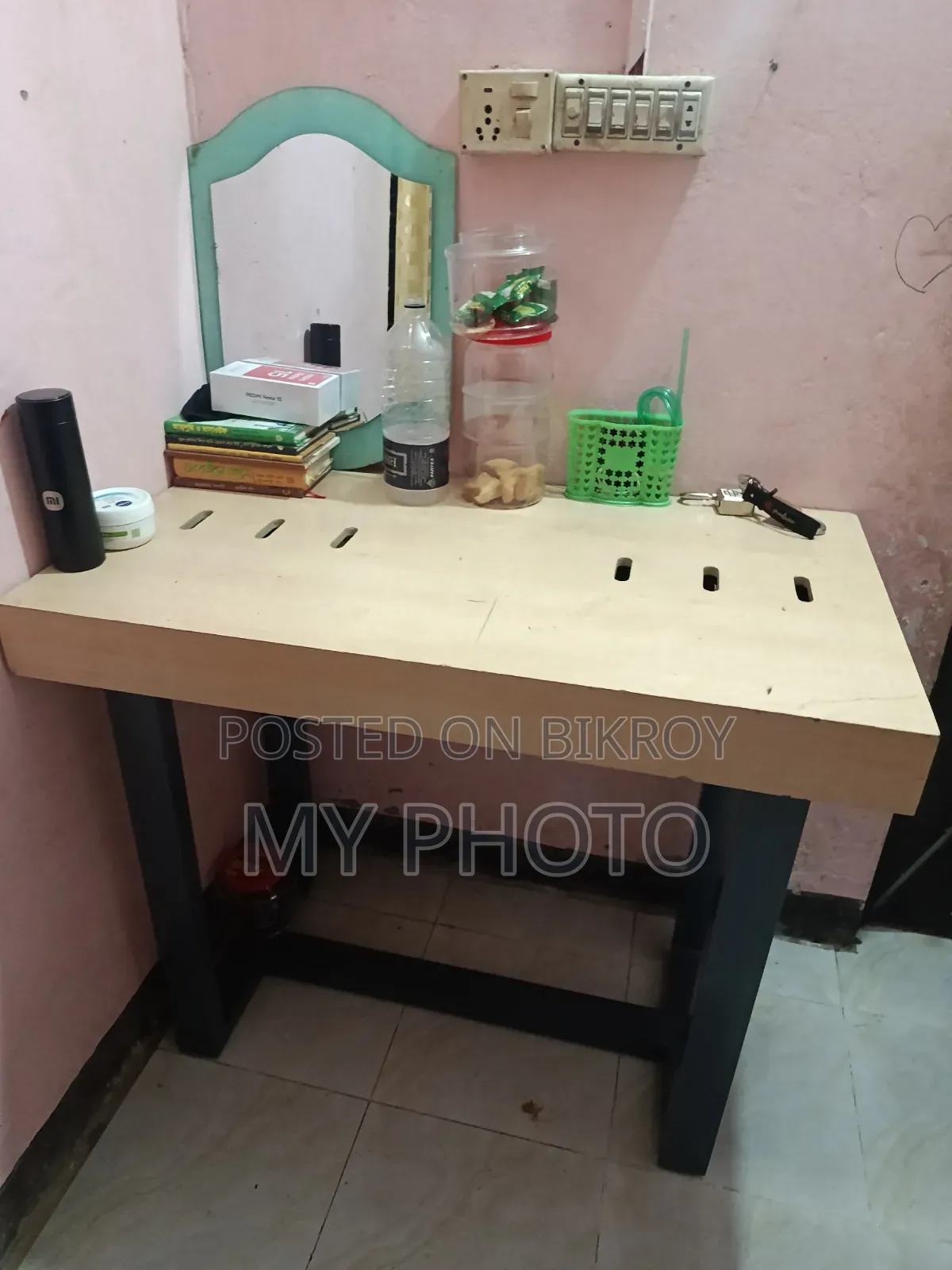 একটা স্টীলের টেবিল মজবুত