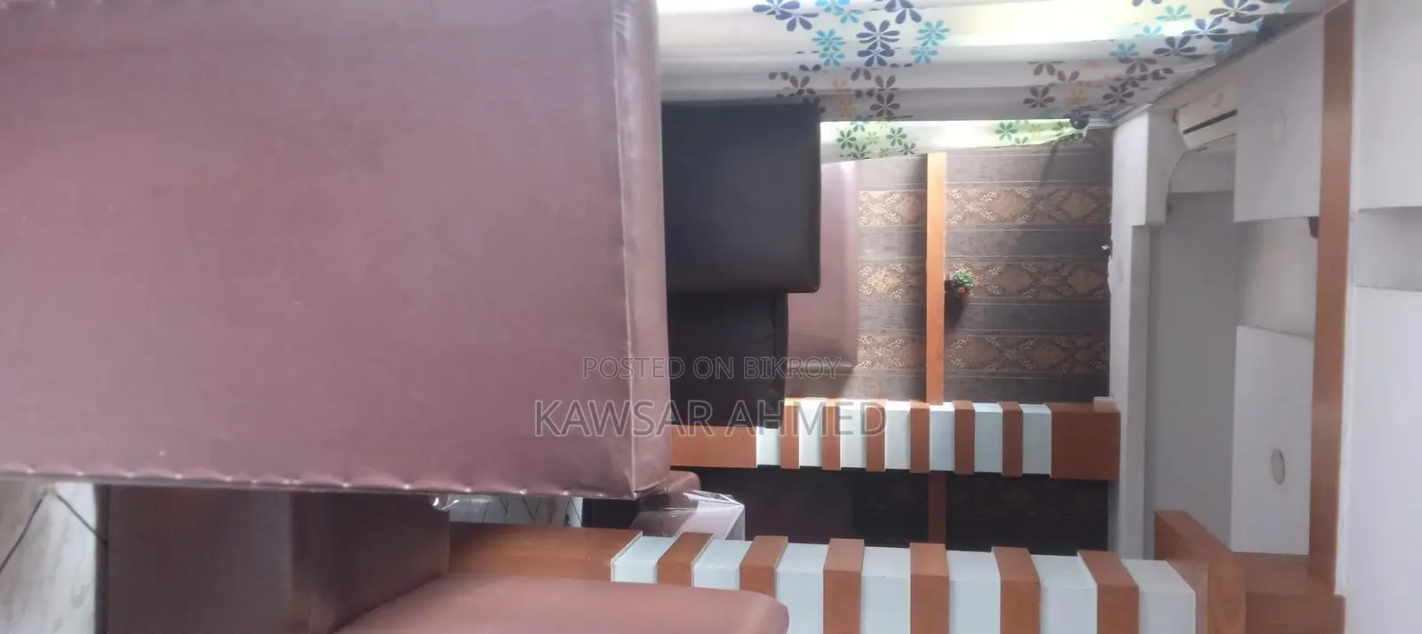 অফিস বা শোরুমের জন্য স্পেস ভাড়া দেওয়া হবে।