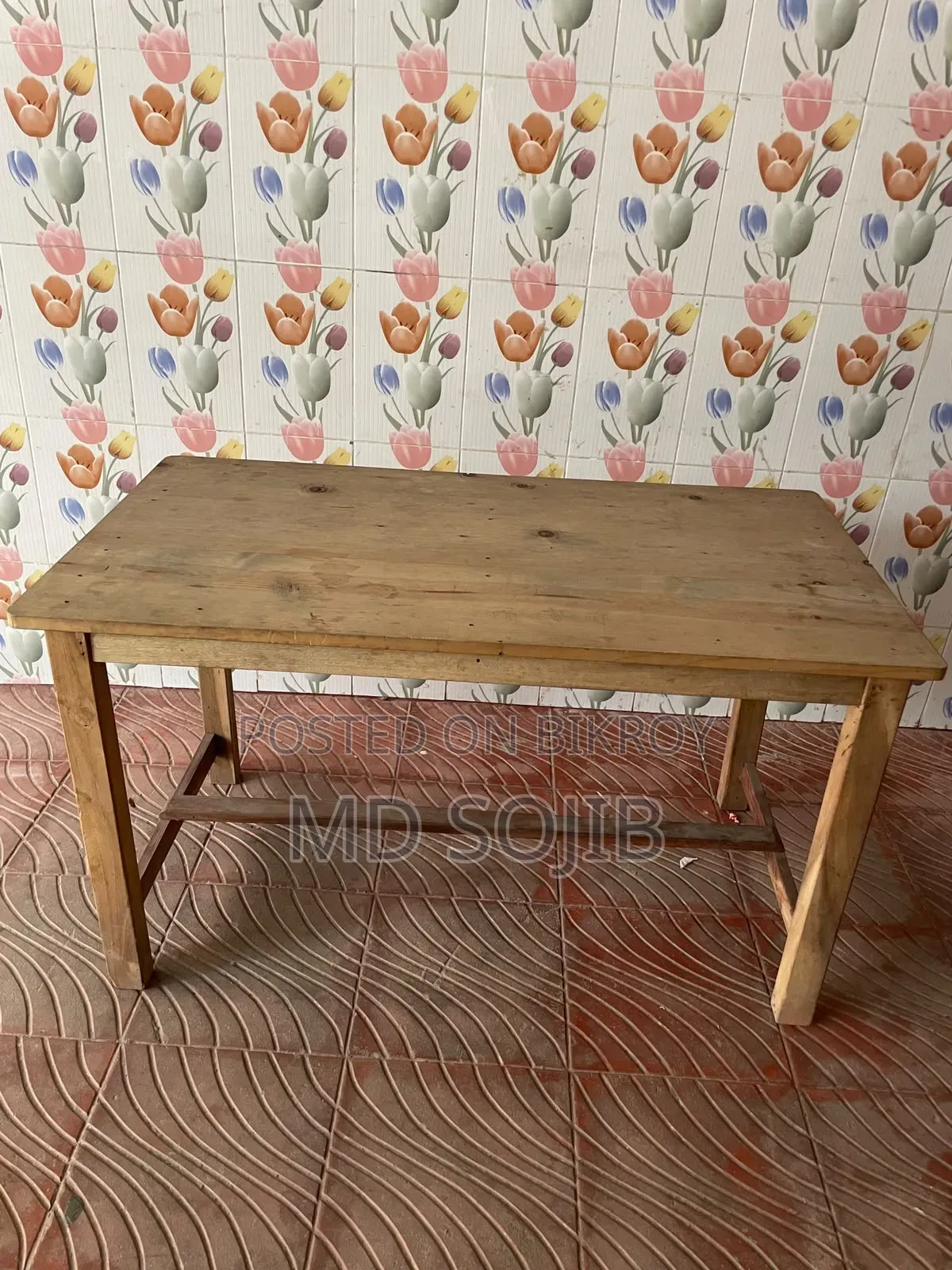 A wooden table will be sold.
