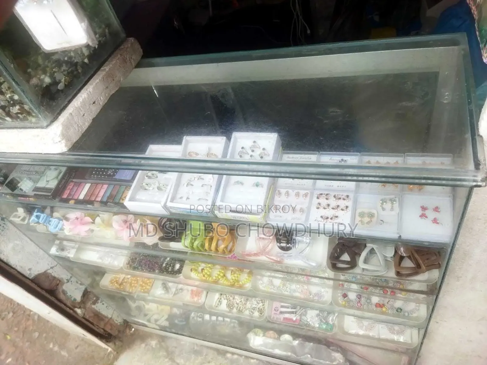 একটা গ্লাস রেক বিক্রি করা হবে
