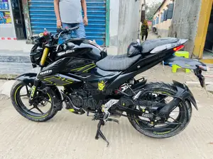 সুজুকি জিক্সার ২০২৫ ব্ল্যাক