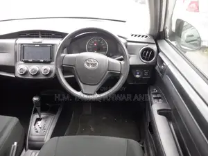 টয়োটা এক্সিও ২০২২ সাদা