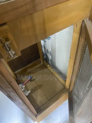 পাখির কাঠের খাঁচা