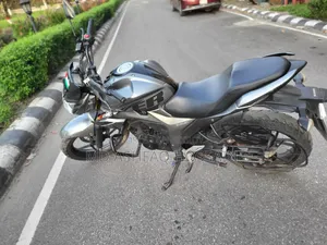 সুজুকি গিক্সার ২০২১ সিলভার