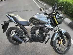 সুজুকি গিক্সার ২০২১ সিলভার