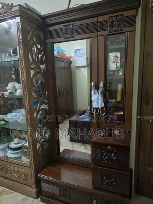 একটি ভালো মানের উড ড্রেসিং টেবিল
