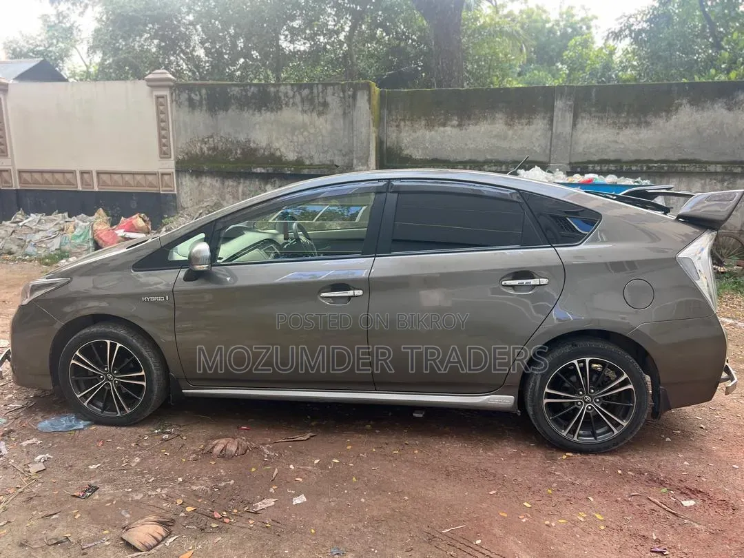 টয়োটা প্রিউস ২০১৪ গ্রে