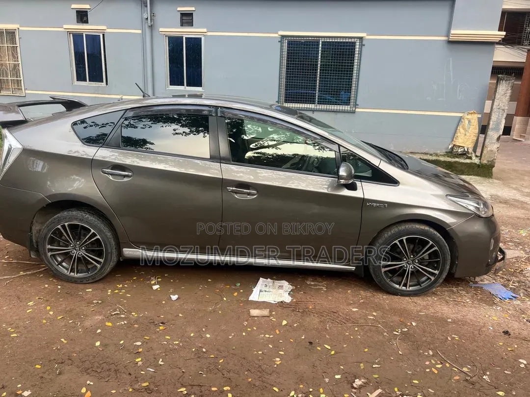 টয়োটা প্রিউস ২০১৪ গ্রে