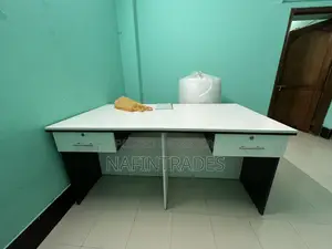 অফিস টেবিল